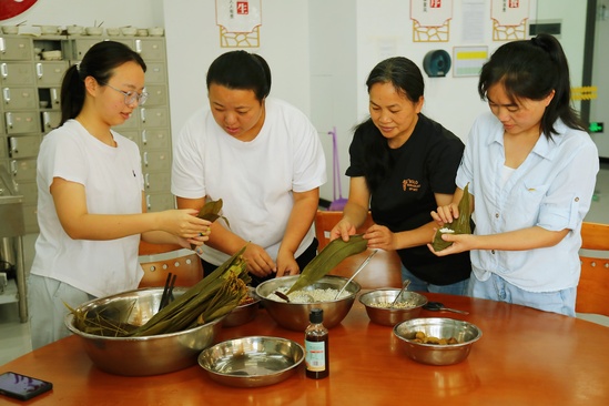 包粽子 张辰摄.jpg