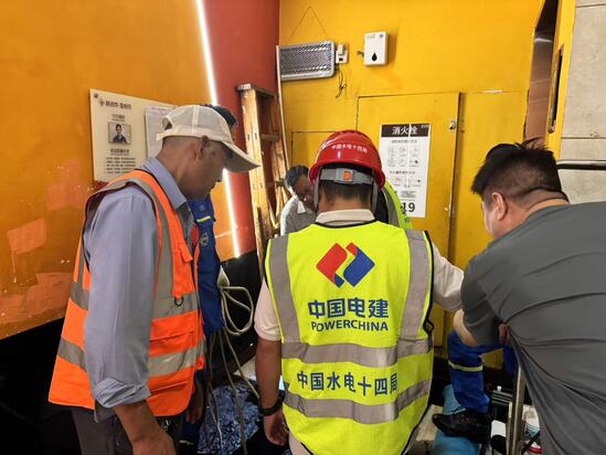 处置地下商场地下水上涌1.jpg