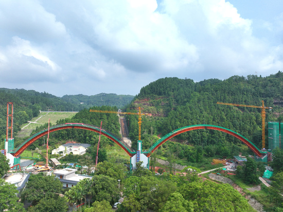 向家坝一期二步Ⅲ标马耳岩渡槽首仓拱圈yy体育顺利浇筑完成(谭辉摄) (1).JPG
